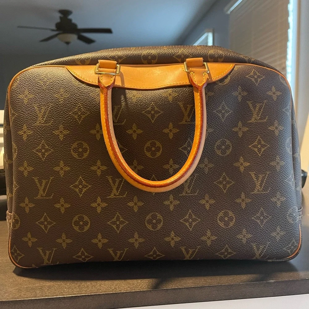π Louis Vuitton Monogram Deauville Bag π - Picture 2 of 11